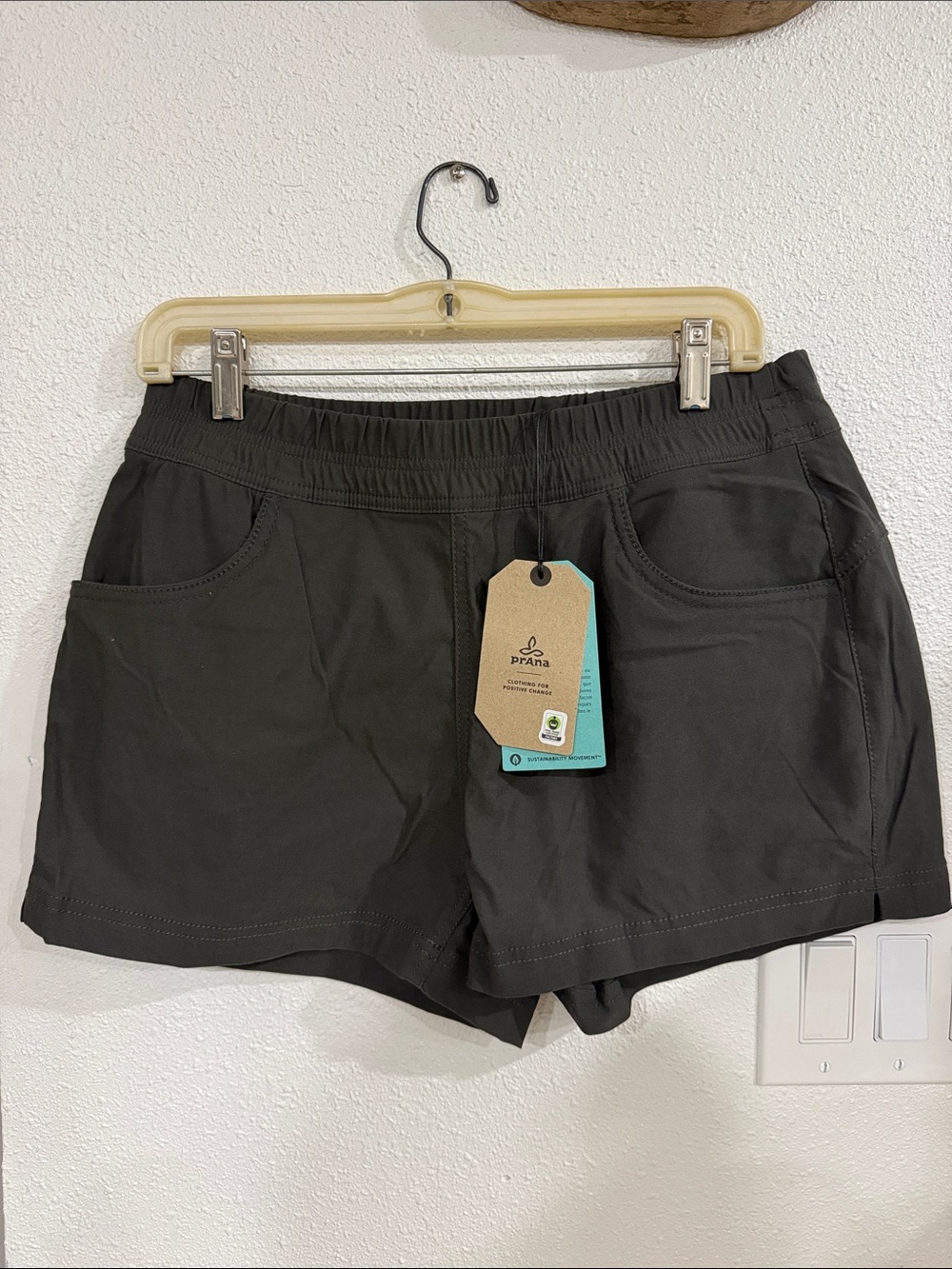 Prana Women's Halle E-Waist Short II Dark Iron 3”